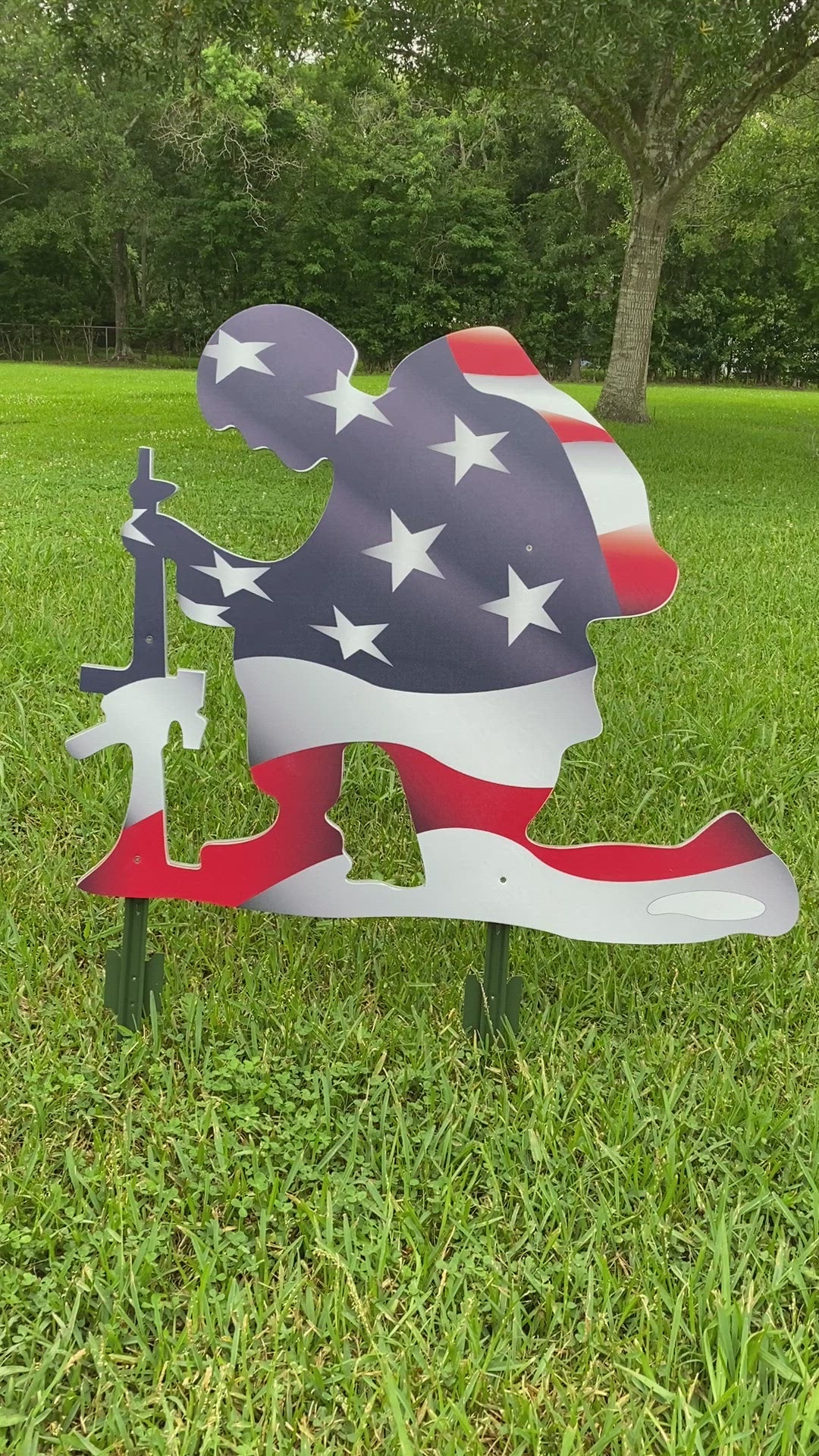 Patriotic Yard Art Kneeling Soldier with American Flag – Yard Art Decor ...