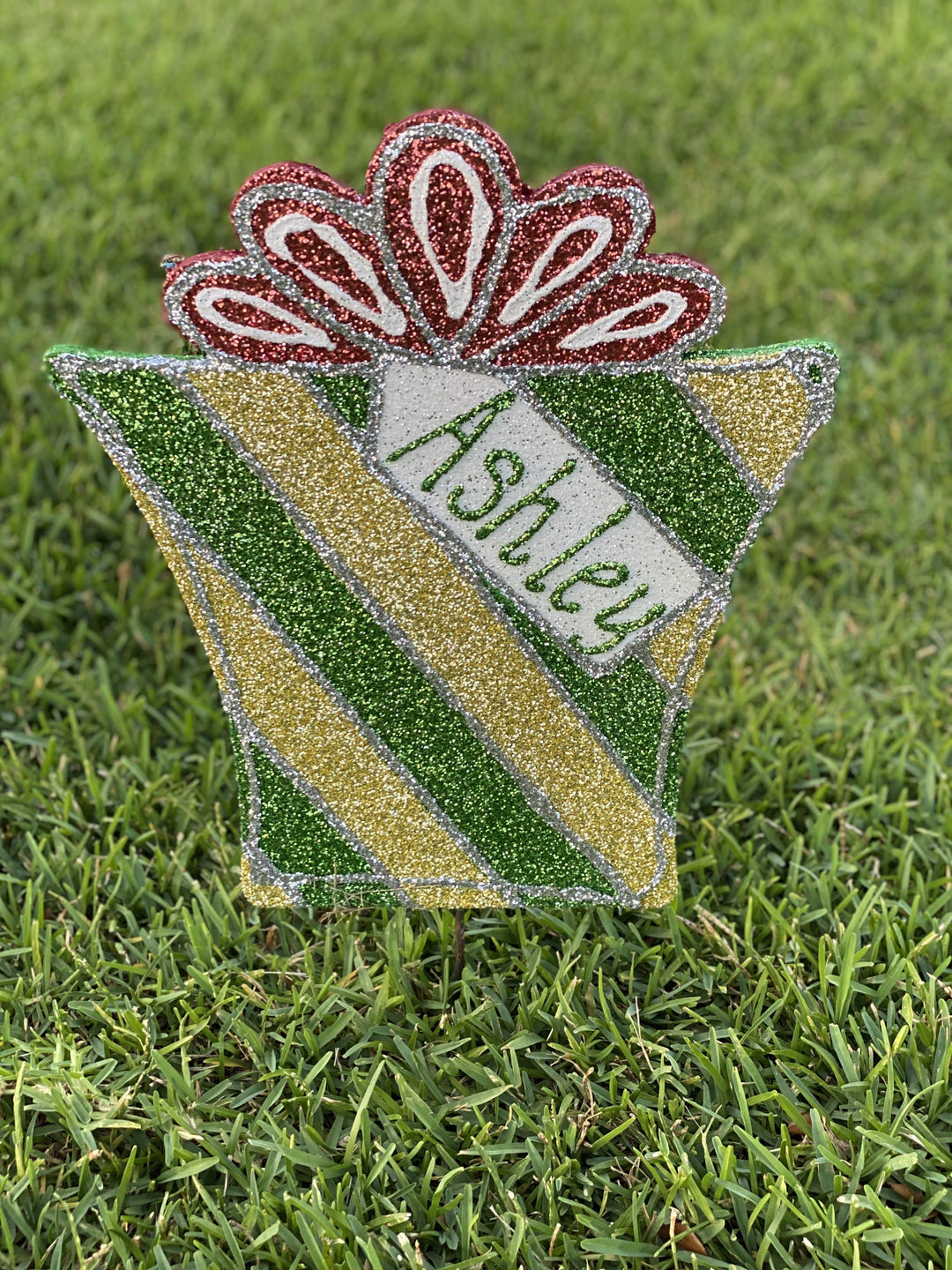 Christmas present with 5 loop bow and tag painted yard art design